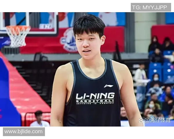 杨瀚森短暂出场仅2分钟展现实力迅速贡献4分令人期待更多表现